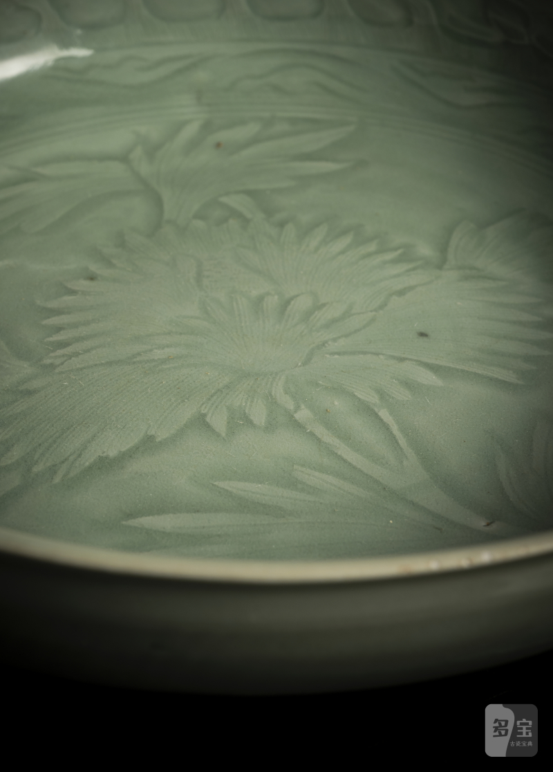 A RARE DEEP CELADON BOWL WITH A SINGLE PEONY BLOSSOM - 图3